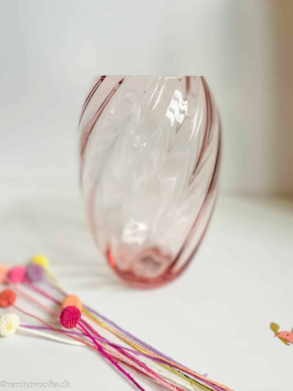 Anna von Lipa har lavet endnu smuk mundblæst swirl vase til samlingen. Oslo vasen er lidt smallere i modellen end den populære Dahlia swirl vase. Den er smuk udformet og den bløde kant foroven får blomsterne til at stå flot i vasen.