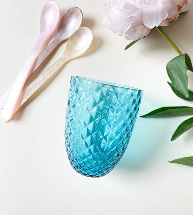 harlekin i mørk aqua, harlekin glas, oliive glas, bambus glas, anna von lipa mix & match, swil glas, wawe glas, harlekin glas, tumbler, vand glas, drikkeglas, drinking glass, farvet glas, boliginteriør, borddækning, glas fra anna von lipa, anna von lipa forhandler, remix by sofie