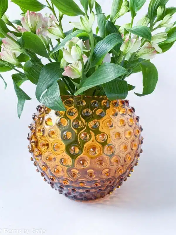 pindsvine vase 18 cm i mørk amber, anna von lipa vase, vase i pindsvine glas, mundblæst glas, hobnail glass, bohemian glass, remix by sofie, vase, blomstervase, vase fra Anna von Lipa, bordækning