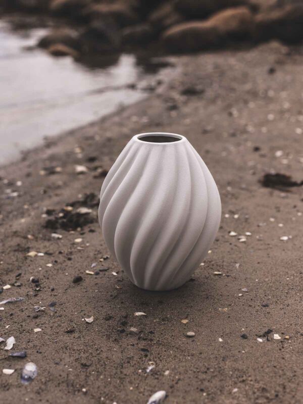 specktrum keramik vase, flora vase, swirl i creme hvid, , sandfarvet vase, lysebrun vase, borddækning, bolig interiør, dansk design