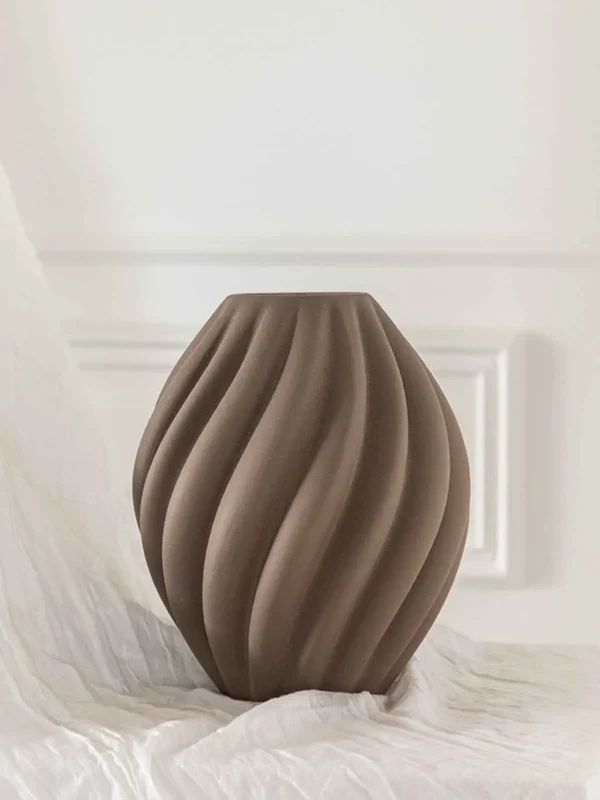specktrum keramik vase, flora vase, swirl i creme hvid, , sandfarvet vase, lysebrun vase, borddækning, bolig interiør, dansk design