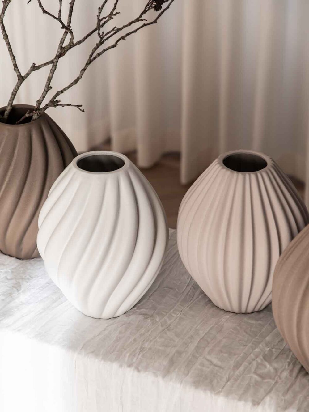 specktrum keramik vase, luna, sandfarvet vase, lysebrun vase, borddækning, bolig interiør, dansk design