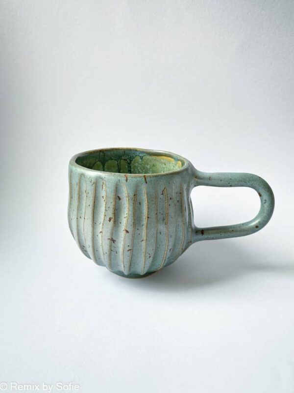 Hygge kop brede riller mintblå, kop i mint, keramik kop, ceramic cups, yellow kop, remix by sofie, mia lindbirk