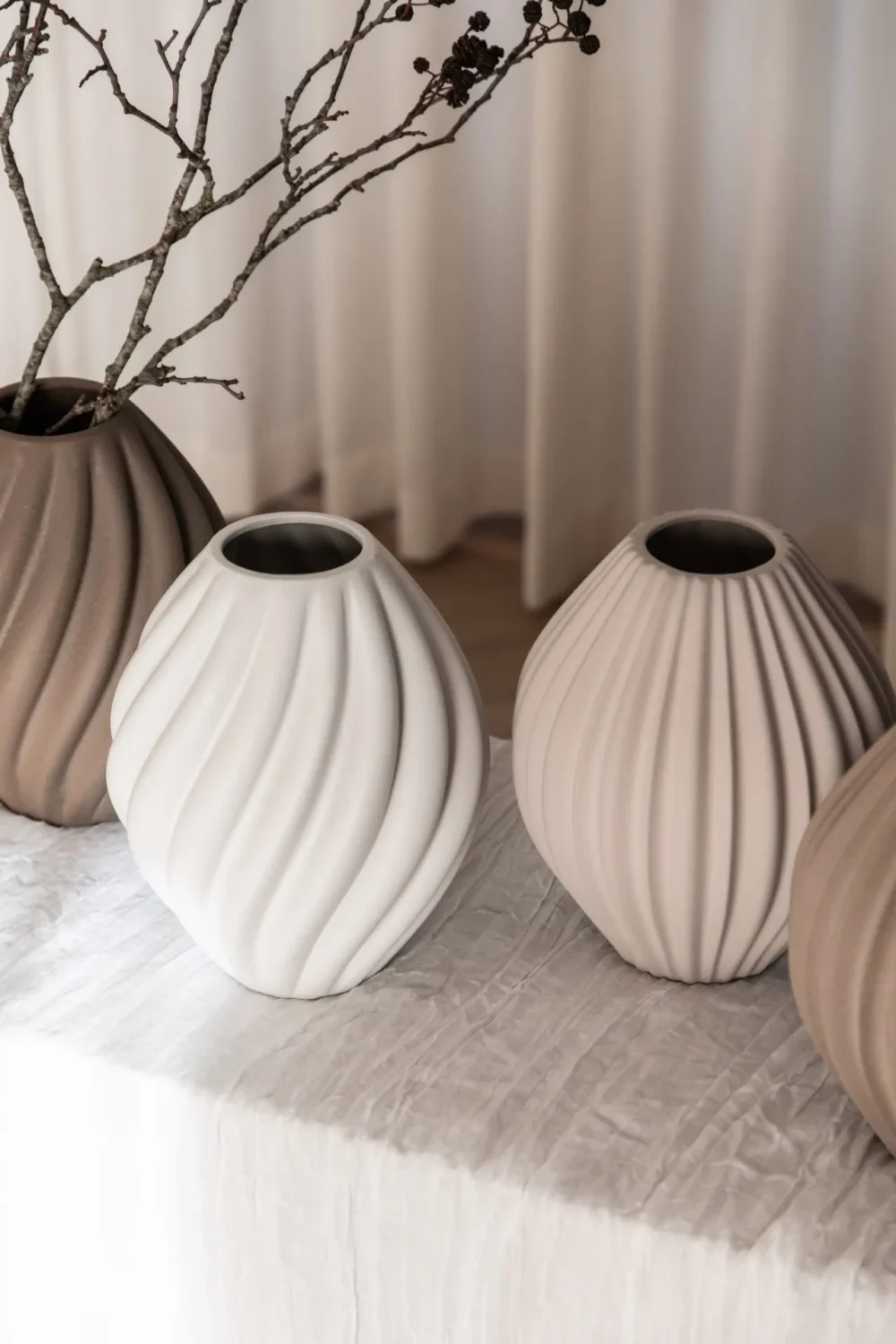 specktrum keramik vase, luna, sandfarvet vase, lysebrun vase, borddækning, bolig interiør, dansk design