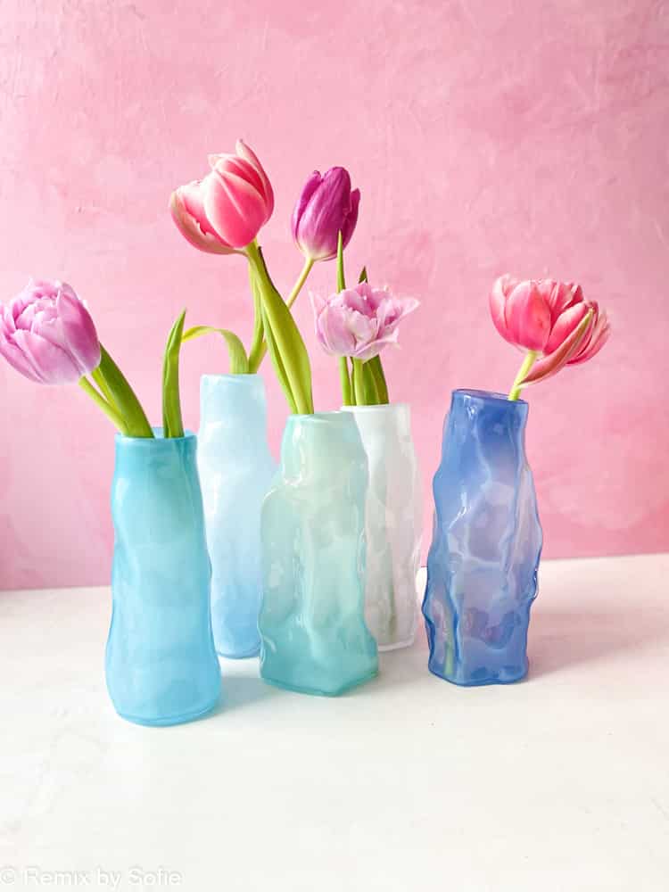 marie retpen, krølvase, vaser med spots,krøl vase, curlyvase, handblown, lille krølvase, cross curly vase, vase, blomstervase, glasvase, vase i opal, mundblæst glas, mundblæst vase, krølvase, krølvaser, marie retpen vaser, glaspuster, bordækning, remix by sofie, blomster vase, vases, handblown glass, dansk design unika vase, curly flowervase,