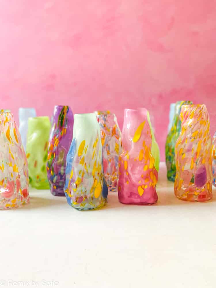krøl vase, curlyvase, handblown, lille krølvase, cross curly vase, vase, blomstervase, glasvase, vase i opal, mundblæst glas, mundblæst vase, krølvase, krølvaser, marie retpen vaser, glaspuster, bordækning, remix by sofie, blomster vase, vases, handblown glass, dansk design unika vase, curly flowervase,