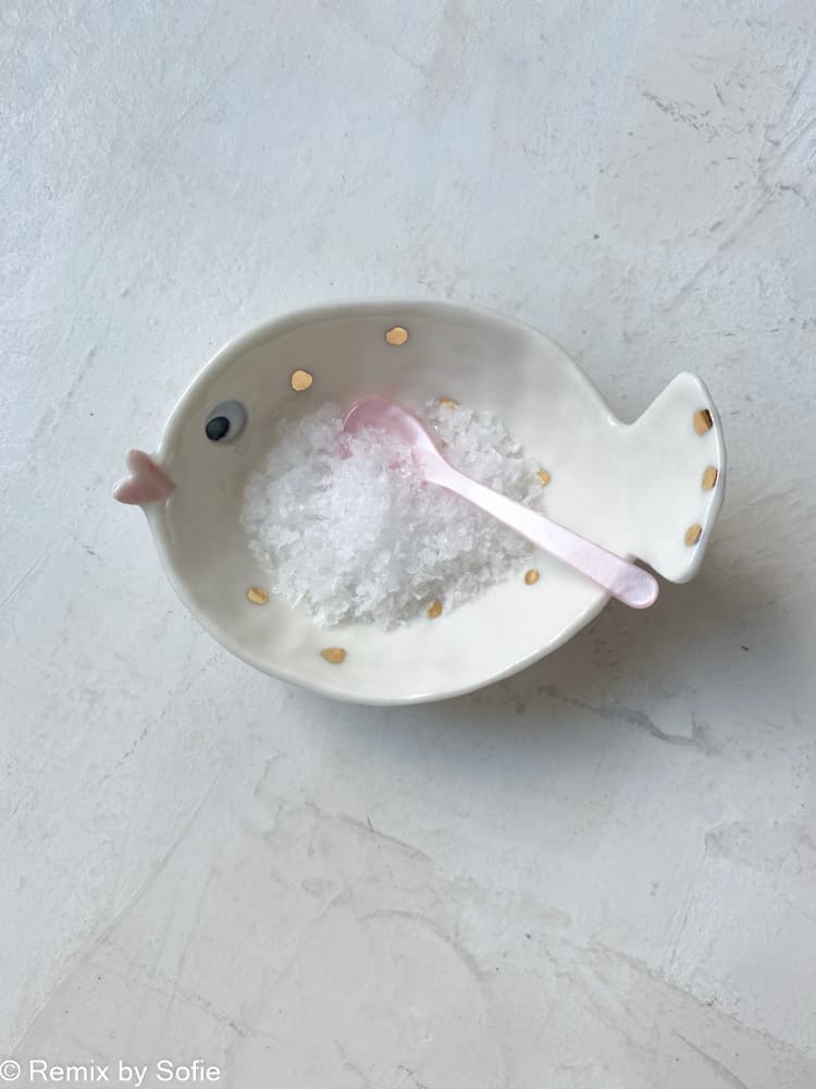rikke mangelsen, porcelæns fisk med prikker, saltkar, smykkeskål, remix by sofie