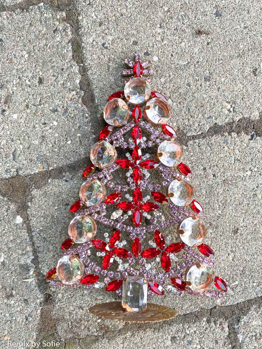 rhinstens juletræ, rhinstenstræ, juletræ i rhinststen, vintage juletræ, juletræ i vintagesten, vintage rhinstone, juletræer i sten, julepynt,christmas tree rhinstones, christmas ornament, Czech christmastree, remix by sofie,rhinstensjuletræ, julepynt, vintagejul, juletræ fra tjekkiet, tjekkiske jul