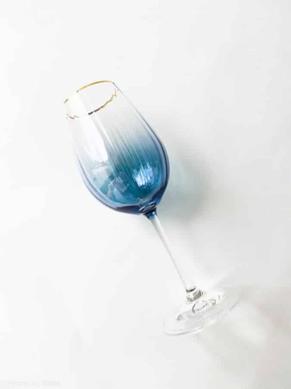 rødvinsglas, glas rødvin.guldkant 24 karat, Vinglas blåt med guld, champagneglas, glas med 24 karat guld, borddækning, interiør, remix by sofie