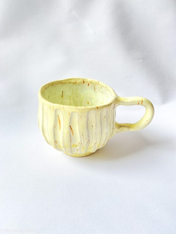 Hygge kop brede riller lysegul, kop i lysegul, keramik kop, ceramic cups, yellow kop, remix by sofiemia lindbirk