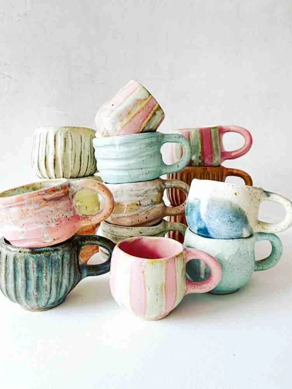 Hygge kop brede riller lysegul, kop i lysegul, keramik kop, ceramic cups, yellow kop, remix by sofie, mia lindbirk