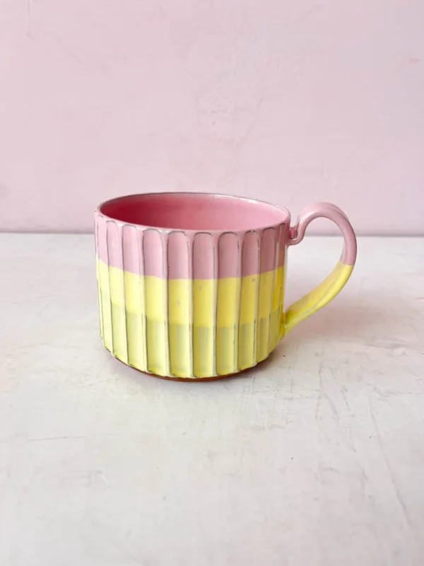 kop med hank fra trine lise keramik, gul og lyserød. remix by sofie