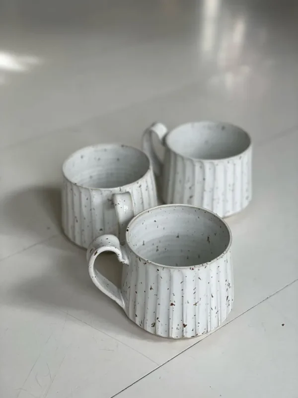 trine lise keramik rillet keramik kop - hvid