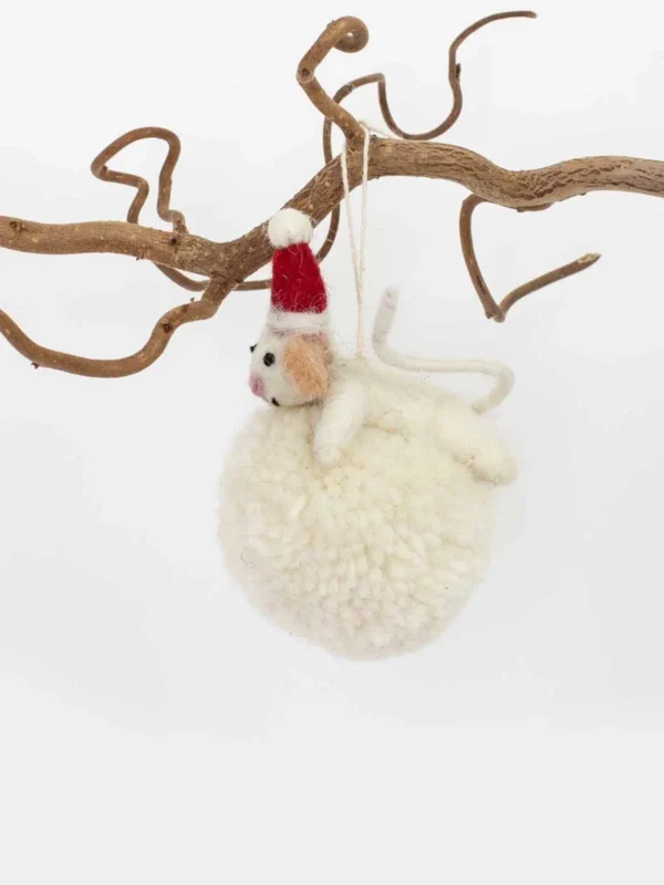 Hvid mus på snebold i filtet uld