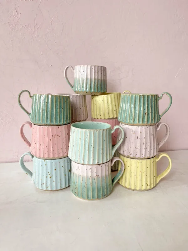 Rillet keramik kopper i forskellige farver