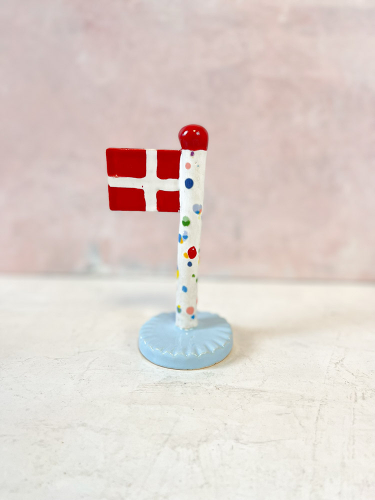 håndlavet keramik flag fra the clay play i harlekin flag med lilla fod- Fødselsdagsflag - TheClayPlay