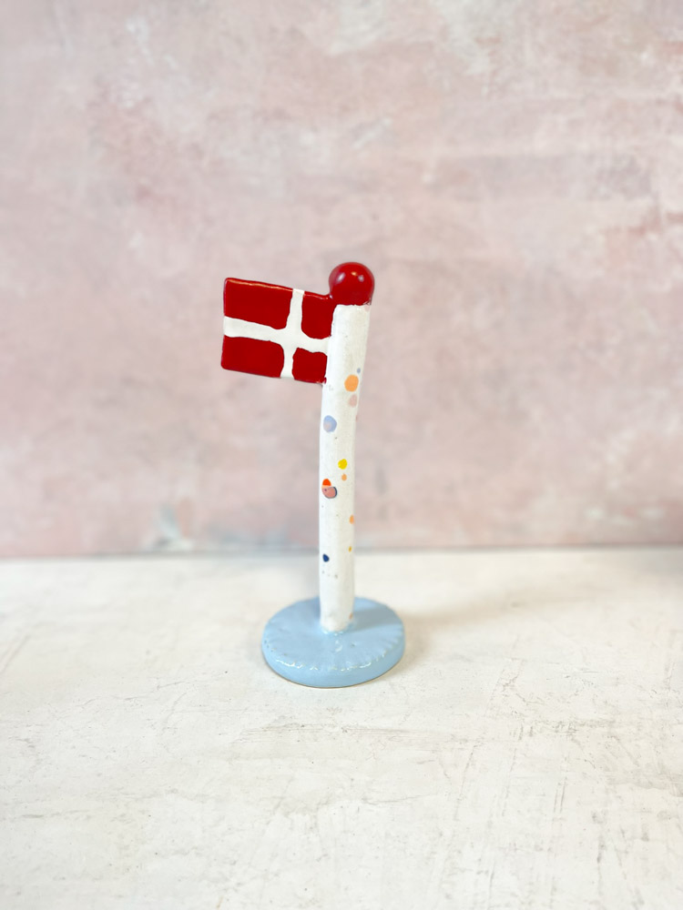 håndlavet keramik flag fra the clay play i harlekin flag med lilla fod -Fødselsdagsflag - TheClayPlay