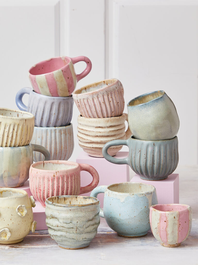 pastelfarvede kopper, lyserøde kopper, koppe rmed hank, rosa kopper, stribede kopper, blå kopper, blå krus, blåt keramik,rillede kopper, kopper med hank, krus, keramik, studio aarhus, trine lise keramik, ceramic, kopper i keramik, håndlavet keramik, unika, unika keramik, hygge kopper, kopper med riller,remix by sofie, kæmpe udvalg af keramik kopper, mia lindbirk kopper