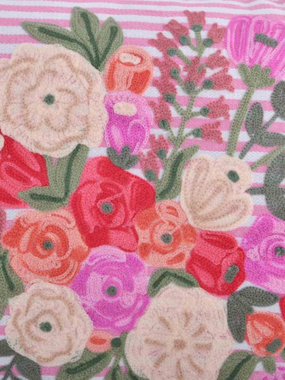 Pude 40x60 cm, stribet lyserød/hvid pink med blomster - Remix by Sofie