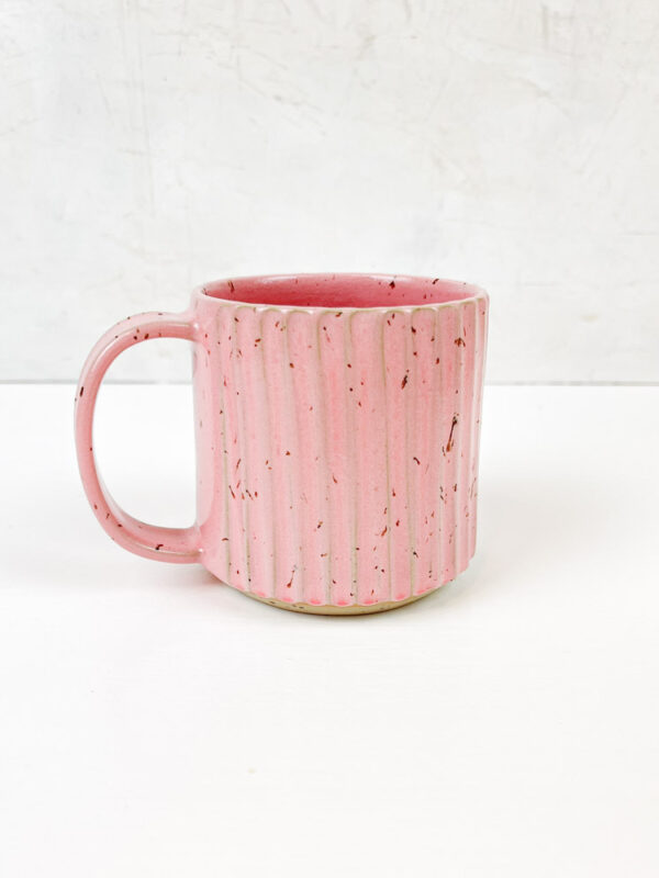 Rillet keramik kop i lyserød - høj kop