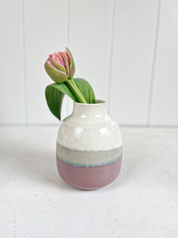 Lille keramik vase - gammelrosa med creme krystalglasur
