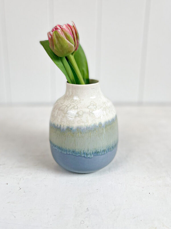 Lille keramik vase - blågrå med creme krystalglasur