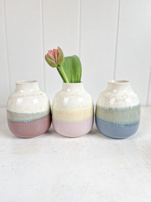 Lille keramik vase - lyserød med creme krystalglasur