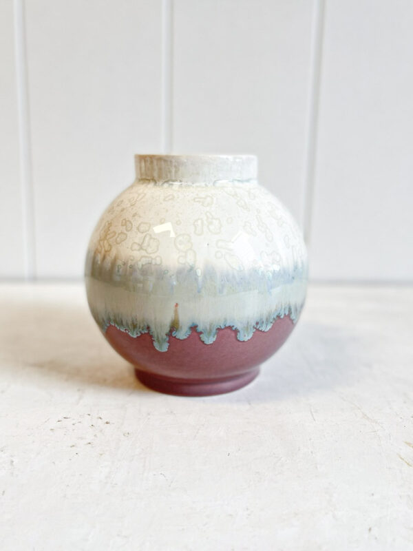 Keramik vase - lille rund i gammelrosa med creme krystalglasur