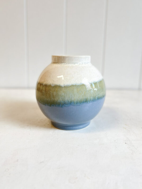 Keramik vase - lille rund i blågrå med creme krystalglasur