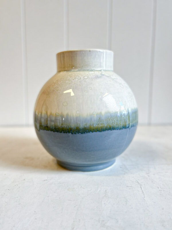 Keramik vase - stor rund i blågrå og creme