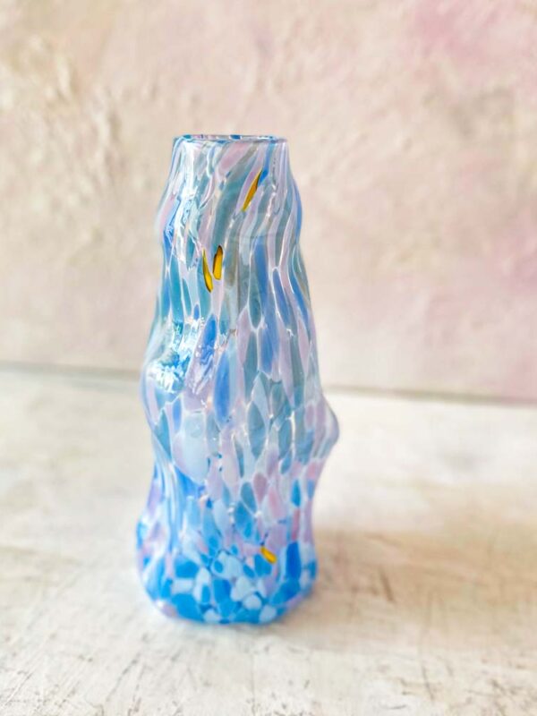 mundblæst krøl vase i blå farver fra marie retpen