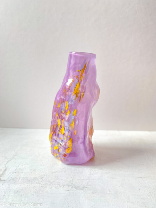 mundblæst krøl vase i med opal platter og mange farver fra marie retpen