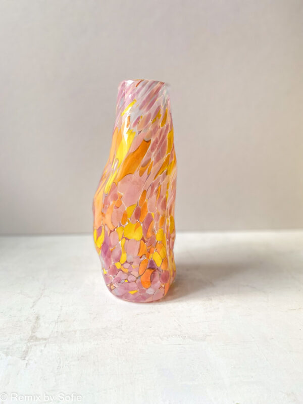 mundblæst krøl vase i med opal platter og mange farver fra marie retpen