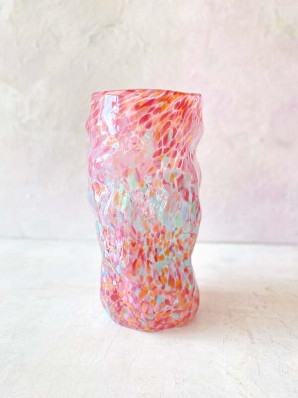 mundblæst stor krøl vase i med opal platter og mange farver fra marie retpen