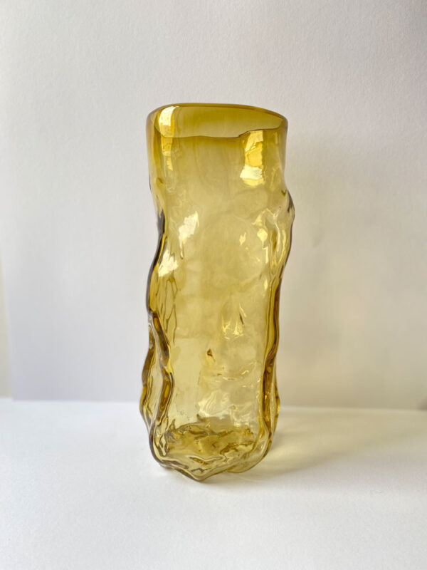 mundblæst krøl vase i med i transparent amber fra marie retpen