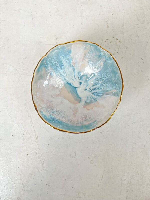 keramik by miabella smykkeskåle i keramik - stor smykkeskål i porcelænsler i lyserød og lyseblå hos remix by sofie