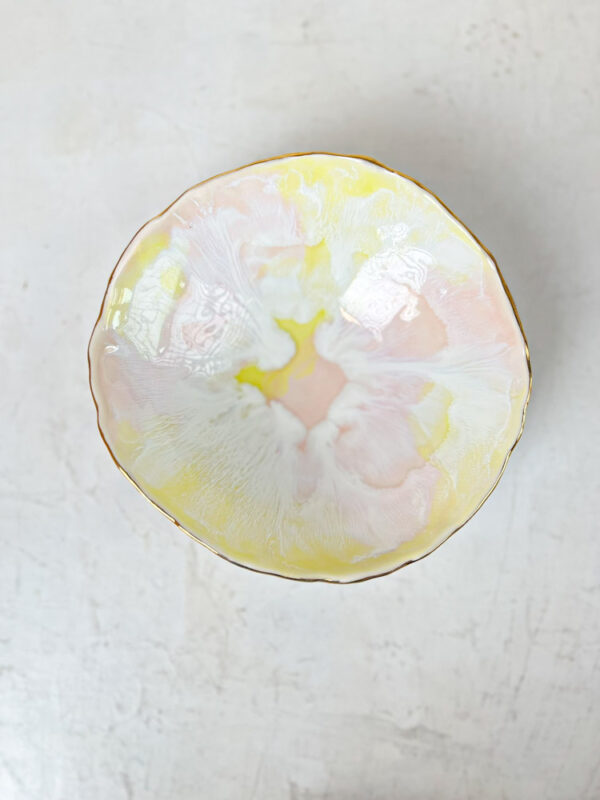 keramik by miabella smykkeskåle i keramik - mellem skål i lyserød og lysegul hos remix by sofie