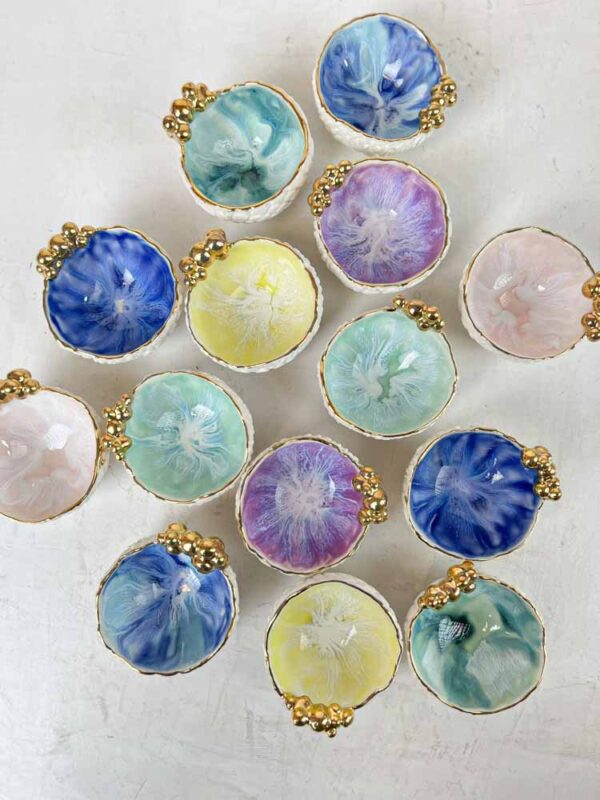 keramik by miabella smykkeskåle i keramik - lille smykkeskål med guld kugler i porcelænsler i lyserød, lyseblå, lilla, mintgrøn og lyseblå hos remix by sofie