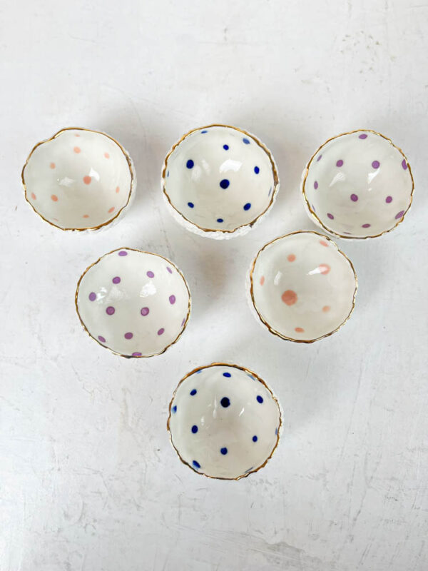 keramik by miabella smykkeskåle i keramik - lille smykkeskål med guld kugler i porcelænler i hvide med prikker hos remix by sofie