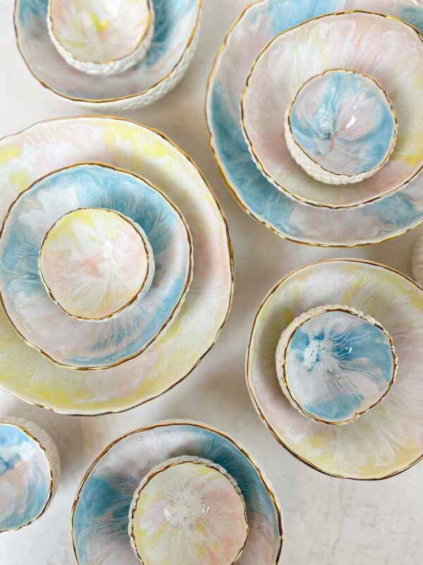 keramik by miabella smykkeskåle i keramik - lille skål i lyserød og lysegul hos remix by sofie