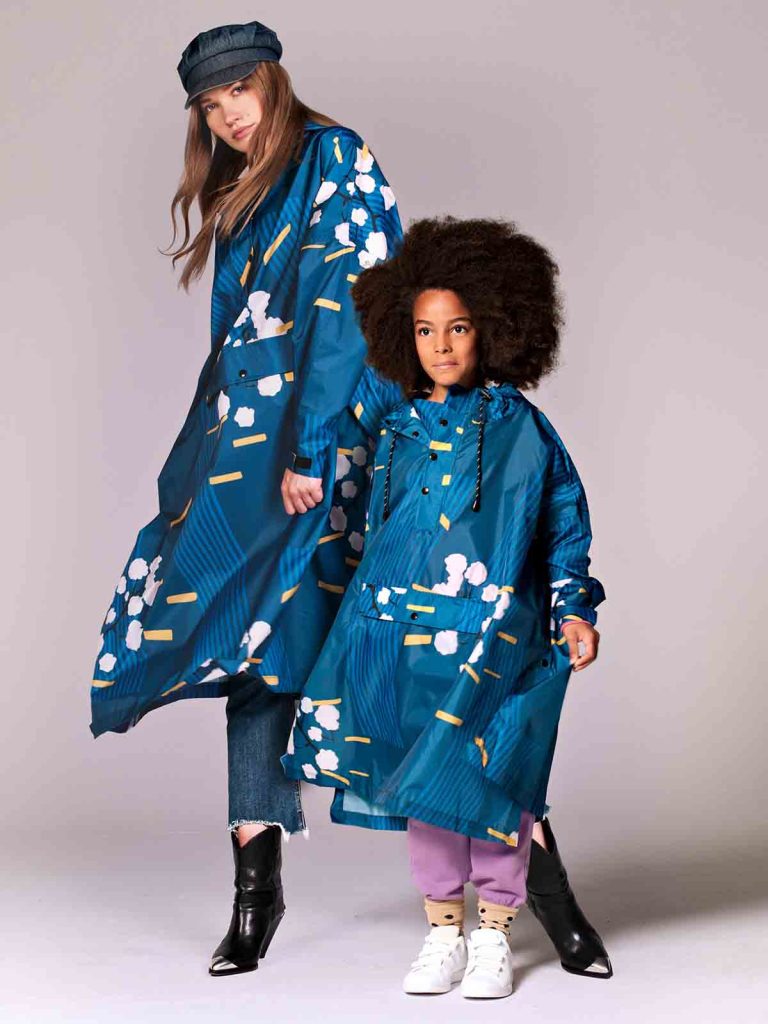 rainkiss regnponcho for børn lavet i 100% genbrugsplastik fra havet. regntøj - vandtæt regntøj - japanese blossom