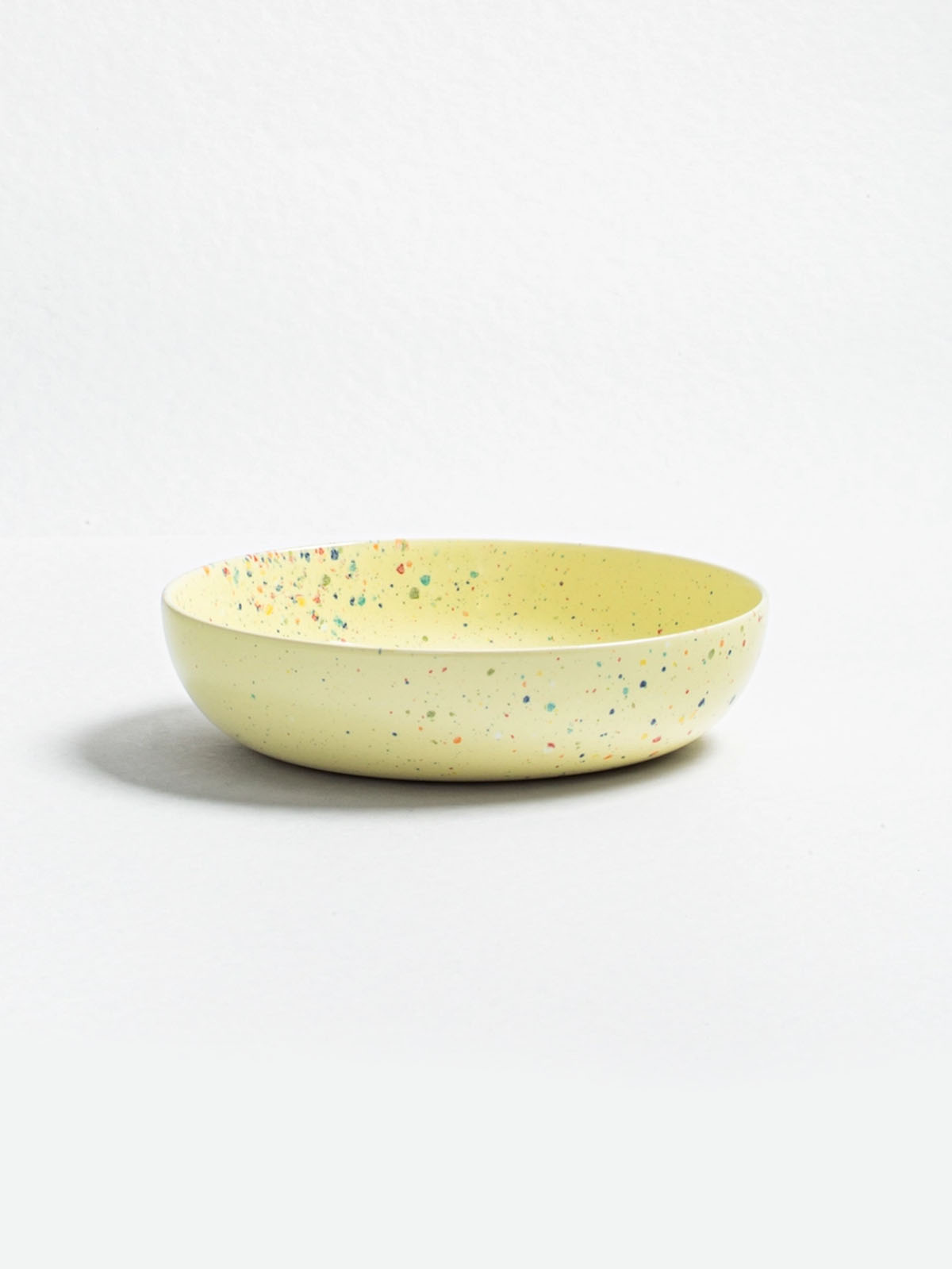 Remix by Sofie confetti serien pastatallerken fra egg back home, dyb tallerken gul