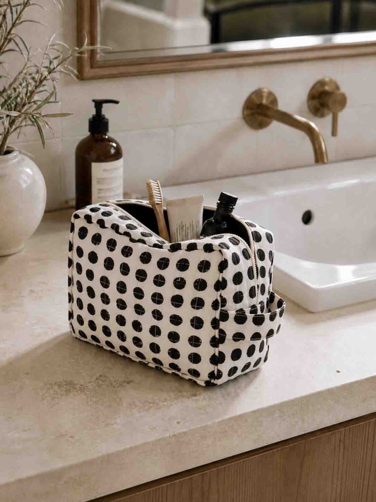 Toilettaske "Dots" (16 x 23) - Hvid med sorte bomber - Billede 2