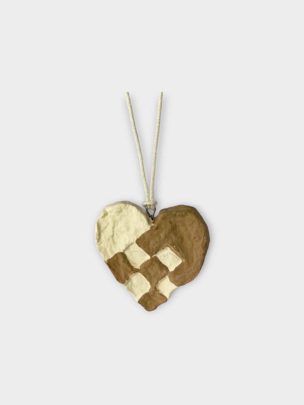 Alternative view of Flettet julehjerte i bomuldsmaché – offwhite og guld