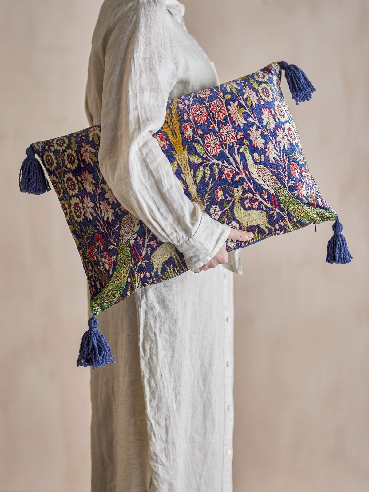 Alternative view of Pude "Adya" med påfuglemotiv