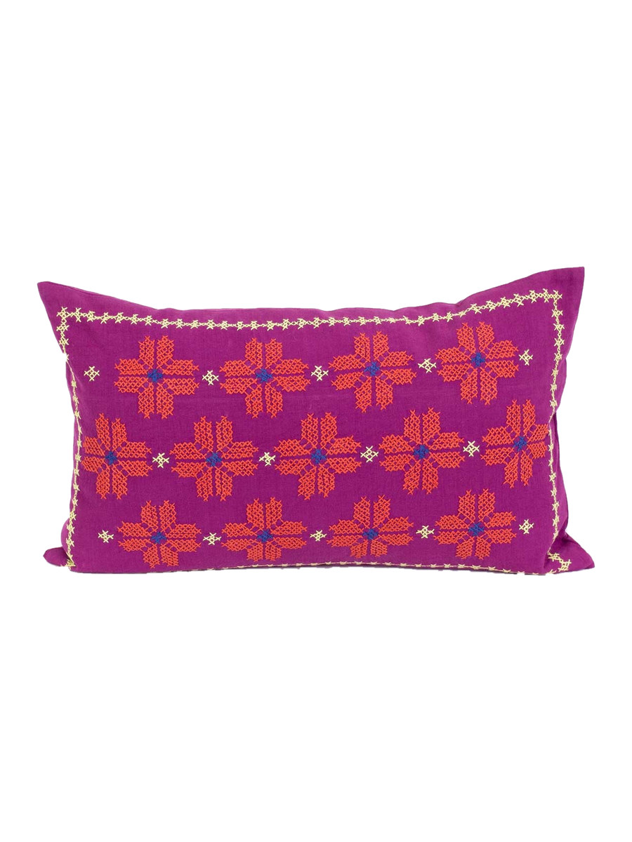 Lilla pudebetræk i kantha-stil med orange og blå broderede blomstermønstre og lys kantdekoration.